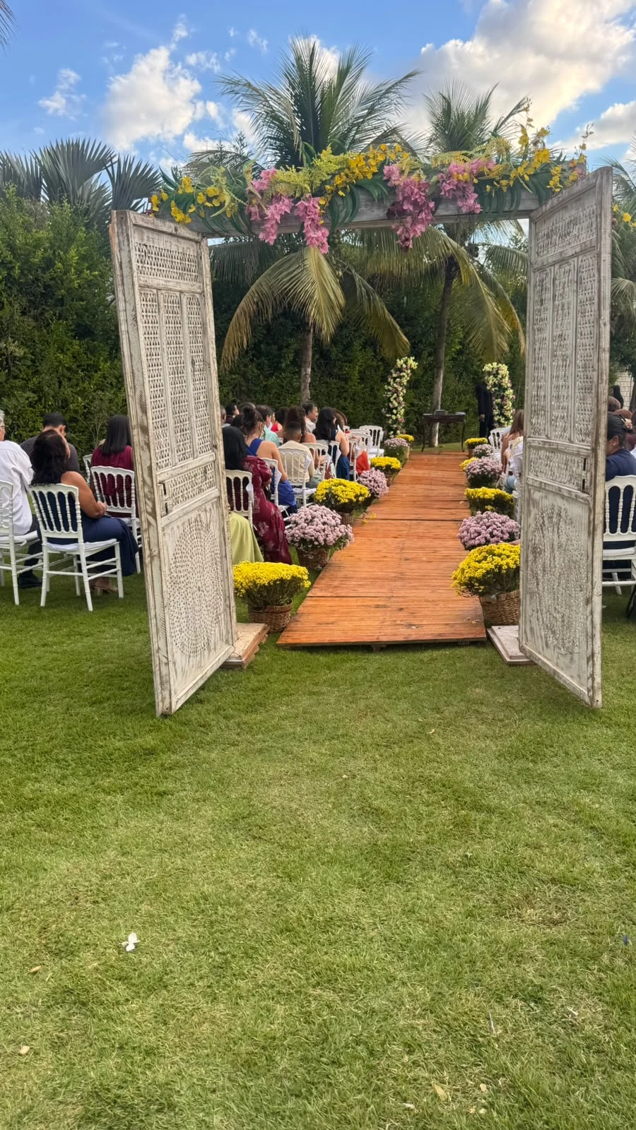 Entrada florida da cerimônia no jardim da Chácara EPJ