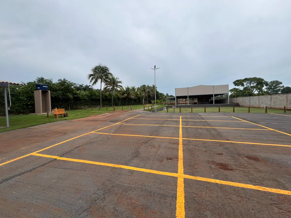 Estacionamento e salão coberto da Chácara EPJ