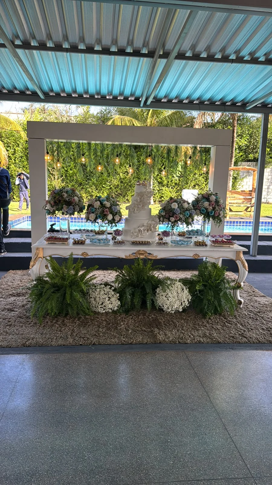 Salão coberto com decoração de casamento