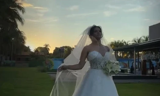 Noiva no jardim da Chácara EPJ ao entardecer